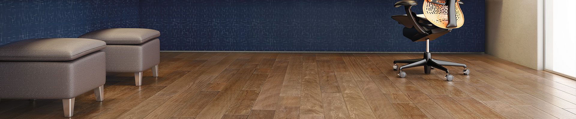 Imagem ilustra uma sala com pisos de madeira, paredes brancas e móveis planejados de madeira nos tons azul escuro e laranja.