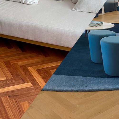 Imagem ilustra uma sala de estar dividida por pisos parquet e tacos de madeira.