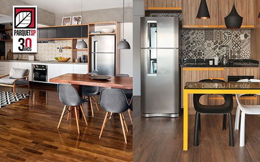 Ao fundo da imagem, há duas cozinhas de apartamento com piso de madeira.