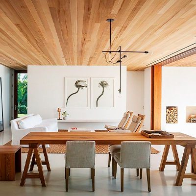 A imagem mostra uma sala de estar com forro de madeira.