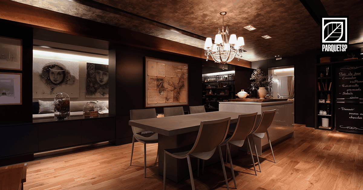 Sala de jantar moderna com mesa longa, cadeiras elegantes, piso de madeira e iluminação aconchegante em ambiente sofisticado.