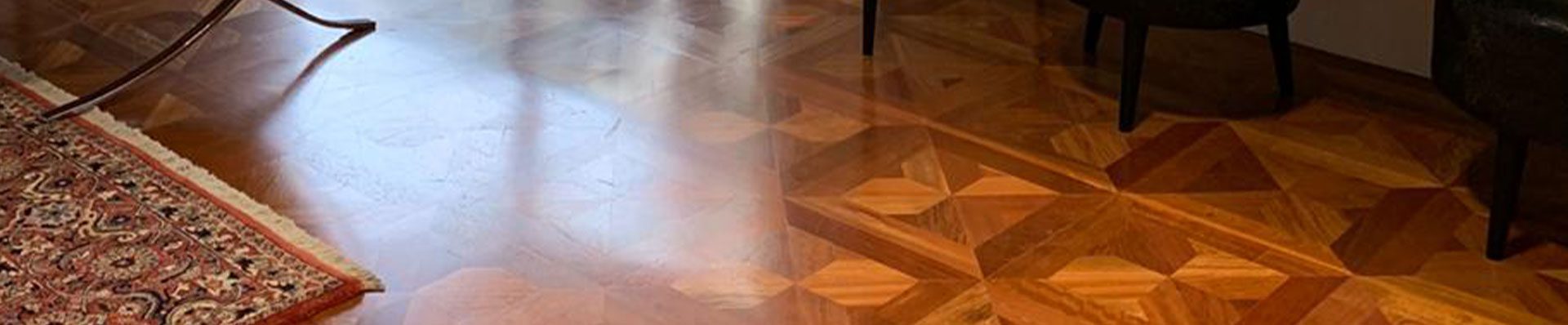 Imagem ilustra uma sala de estar, com um piso de Carvalho Europeu, em que a iluminação da sala, reflete sobre o piso.