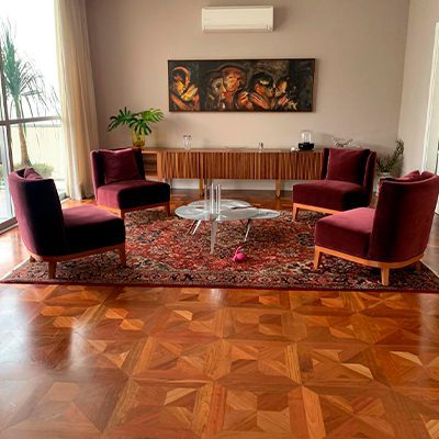 A imagem mostra uma sala de estar com piso de madeira.