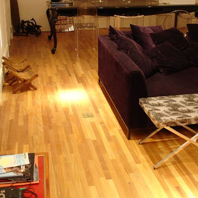 A imagem mostra uma sala com piso de madeira.