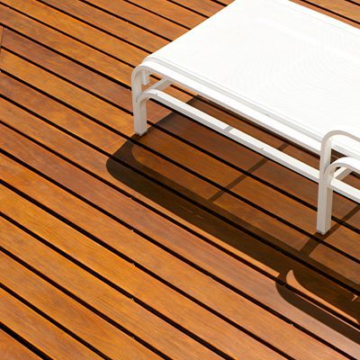 A imagem mostra um lugar com deck de madeira.