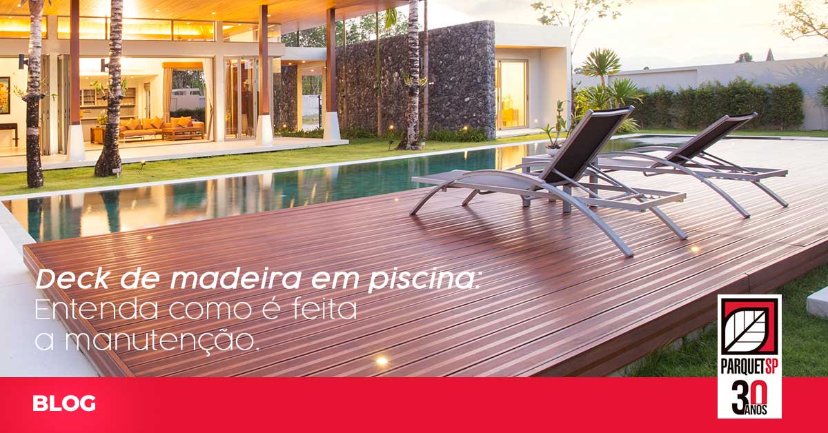 A imagem mostra um deck de madeira na piscina.