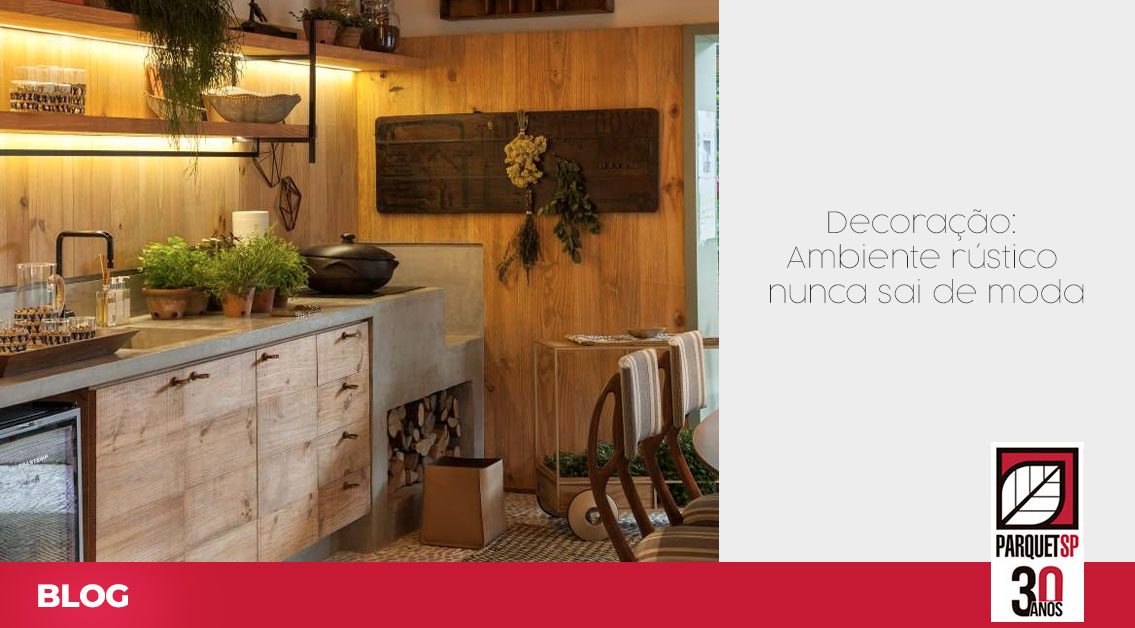 A imagem mostra uma cozinha rústica com painel e gavetas de madeira.