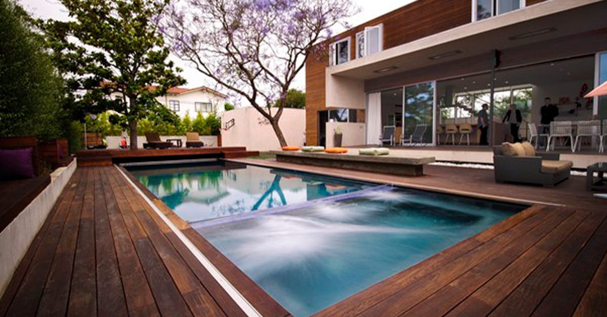 A imagem mostra deck de madeira numa área com piscina.