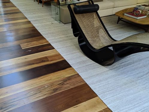 Imagem ilustra um piso de madeira assoalho demolição em uma sala.