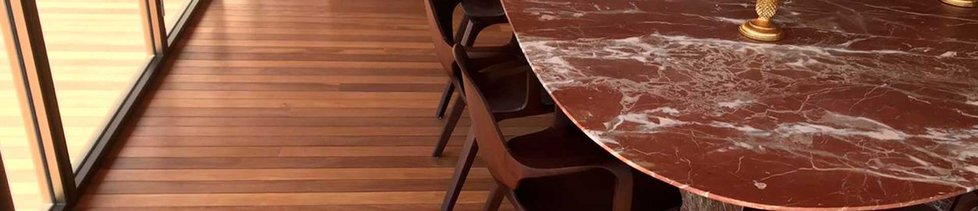 A imagem mostra um piso de madeira.