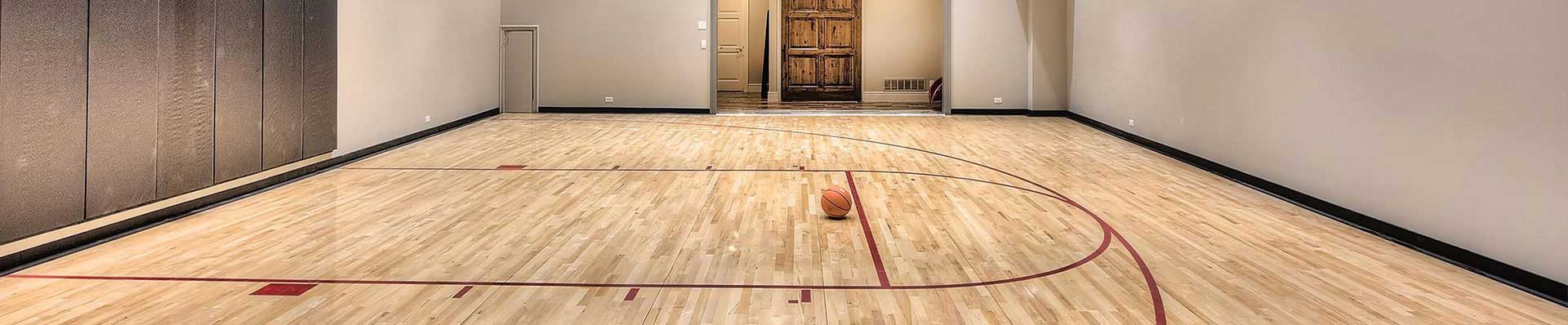 Ao fundo da imagem, há uma imagem de um piso esportivo.