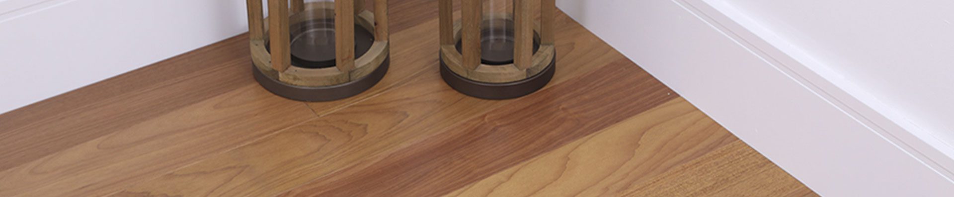 Imagem ilustra dois candeeiros de vidro e detalhes em madeira, sob um piso de madeira Tauari Wide,