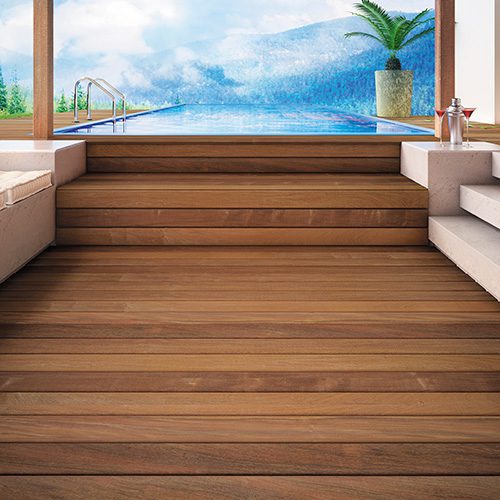 Deck de madeira com vista para piscina infinita e montanhas ao fundo, ambiente sofisticado com logo da ParquetSP no canto superior direito.