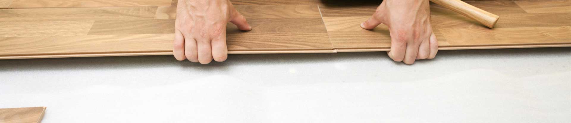 A imagem mostra a aplicação de um piso parquet.