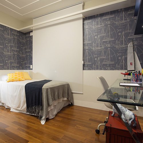 Quarto com piso de madeira cumaru, decoração náutica e mesa de vidro; ambiente moderno e aconchegante.