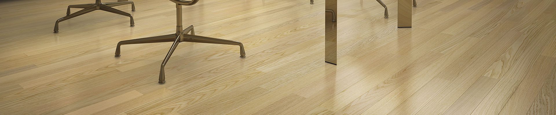 A imagem mostra uma sala de reunião com piso de madeira clara, uma mesa de vidro no centro com 4 cadeiras brancas ao redor e um sofá preto no lado oposto. A parede é decorada com papéis de paredes e um quadro grande.