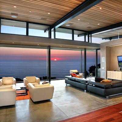 A imagem mostra uma sala de estar com forro de madeira.