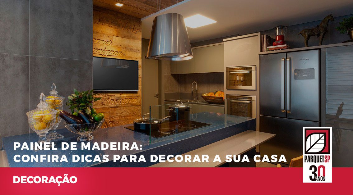 Ao fundo da imagem, há uma cozinha super moderna com um painel de parede e uma televisão pendurada.
