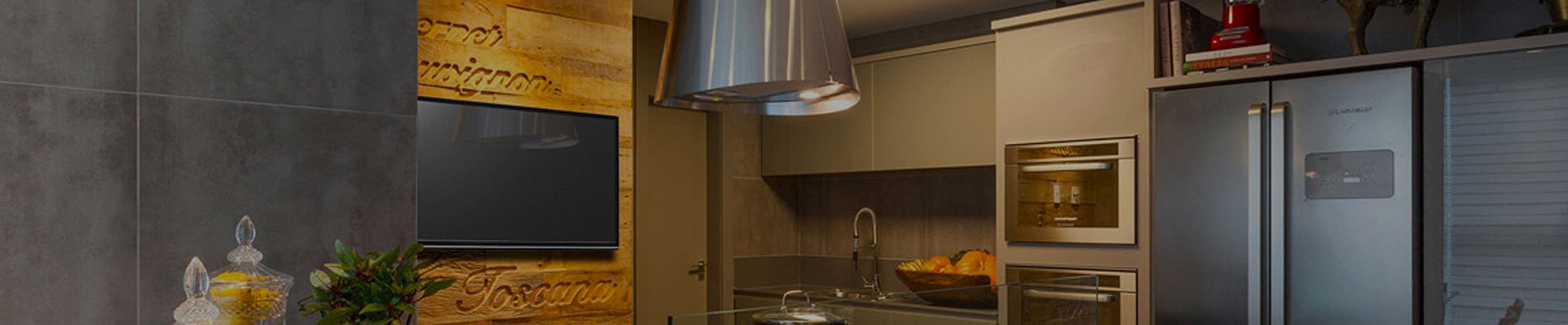 Ao fundo da imagem, há uma cozinha super moderna com um painel de parede e uma televisão pendurada.