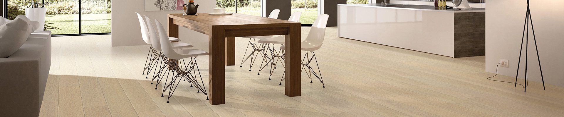 Sala de jantar integrada à cozinha com piso de madeira clara, mesa com cadeiras e iluminação pendente em ambiente moderno.