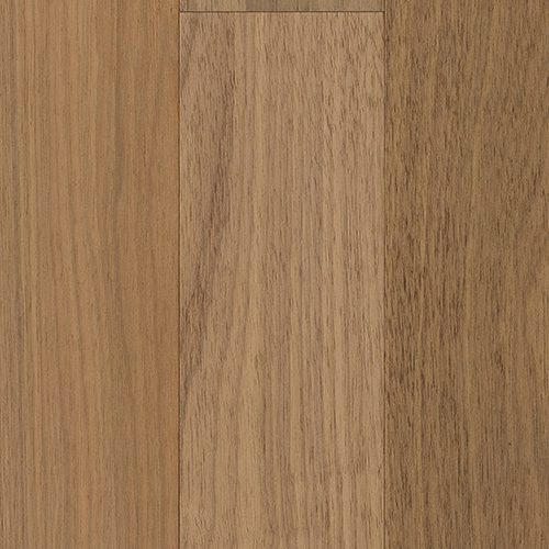 Superfície de piso de madeira maciça com tons naturais, destacando sua textura e variação de cores, ideal para ambientes elegantes e aconchegantes.