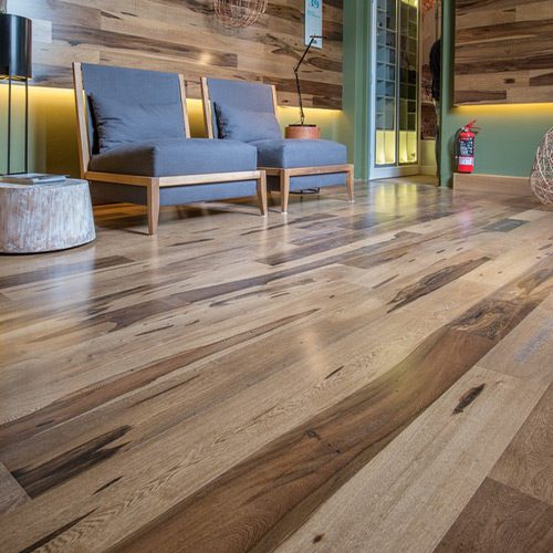Sala moderna com piso de madeira de aparência natural, destacando sua resistência e praticidade na instalação, ideal para ambientes internos elegantes e aconchegantes.