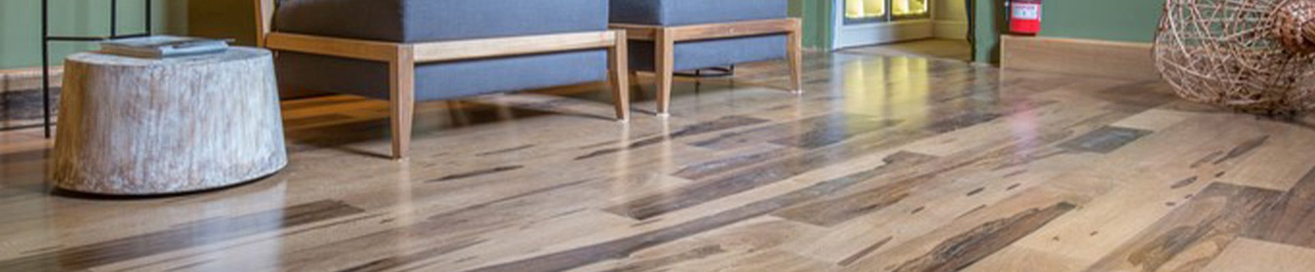 Sala moderna com piso de madeira de aparência natural, destacando sua resistência e praticidade na instalação, ideal para ambientes internos elegantes e aconchegantes.