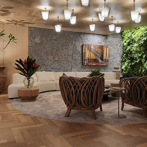 Sala sofisticada com piso de madeira Tauari em padrão espinha de peixe, móveis de madeira, tapete redondo e sofá branco em ambiente elegante e aconchegante.