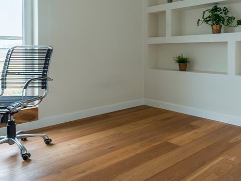 a imagem ilustra um quarto com piso de madeira