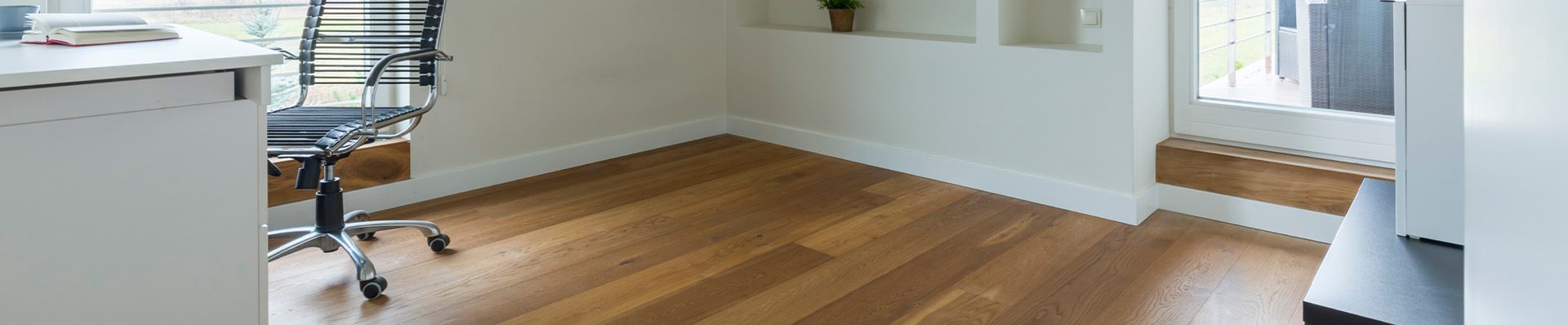 a imagem ilustra um quarto com piso de madeira