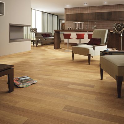 A imagem mostra uma sala com piso de madeira maciça.
