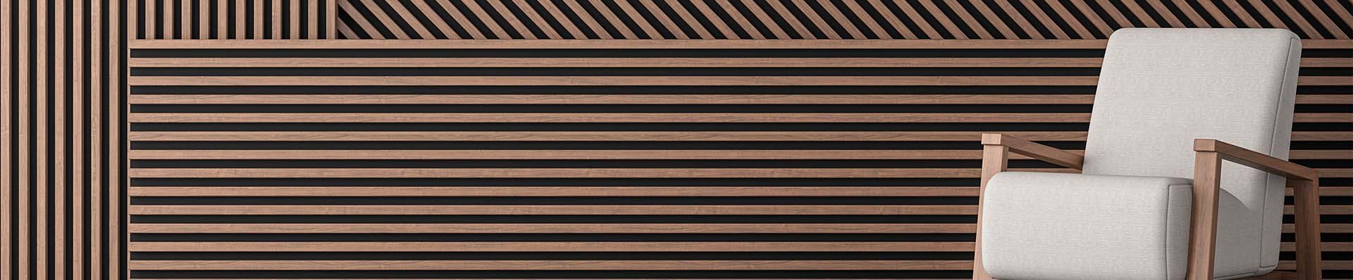 Imagem ilustra um brise de madeira e na parte da frente uma poltrona branca.