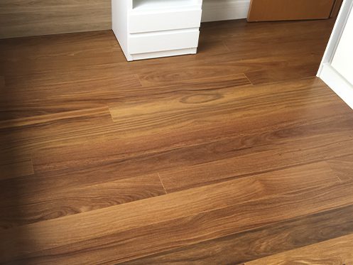 Imagem ilustra um piso de madeira Cumaru, em um quarto.