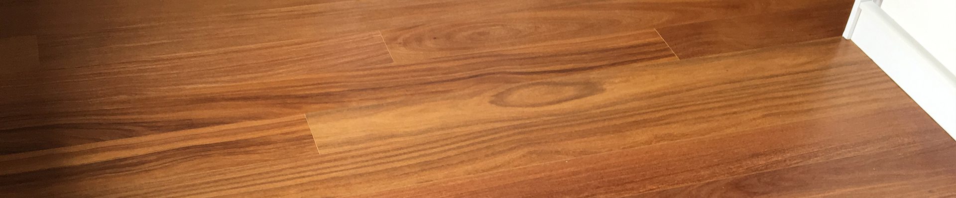Imagem ilustra um piso de madeira Cumaru, em um quarto.
