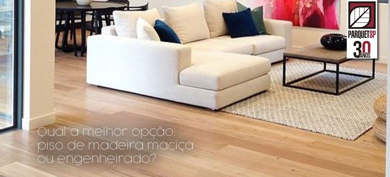 Ao fundo da imagem, há uma sala de tv com piso de madeira.