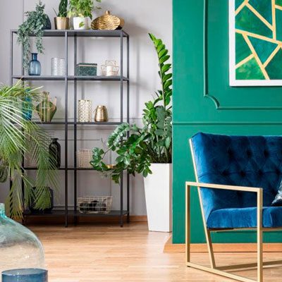 A imagem mostra um cômodo com decoração estilo Urban Jungle.