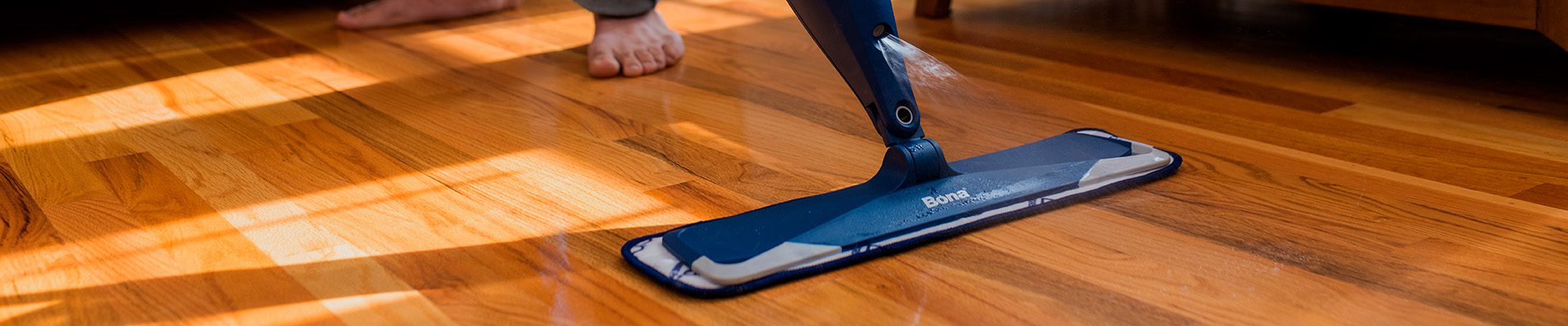Mop sendo usado para limpar piso de madeira envernizado