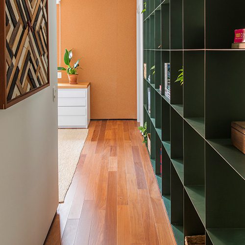 Ambiente interno com piso de madeira e rodapé embutido