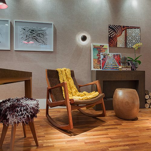 Ambiente com piso de madeira e decoração biofílica
