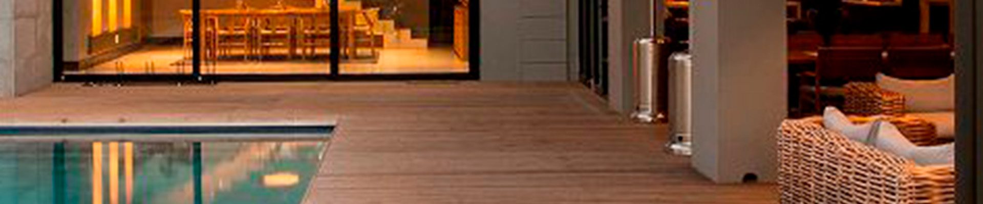 Deck de madeira Lunawood em área externa residencial