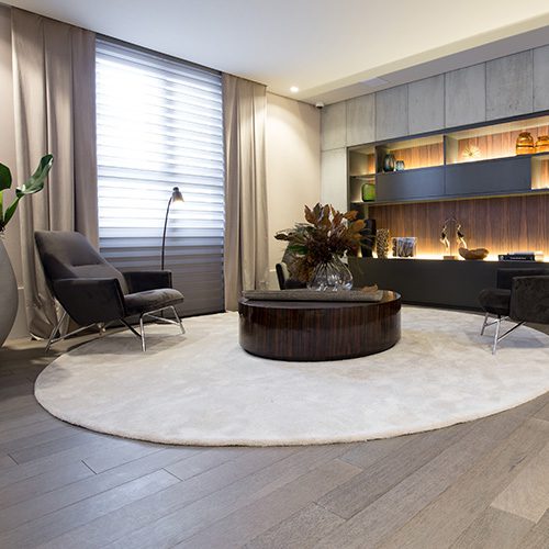Piso pronto de madeira em sala de estar moderna e sofisticada
