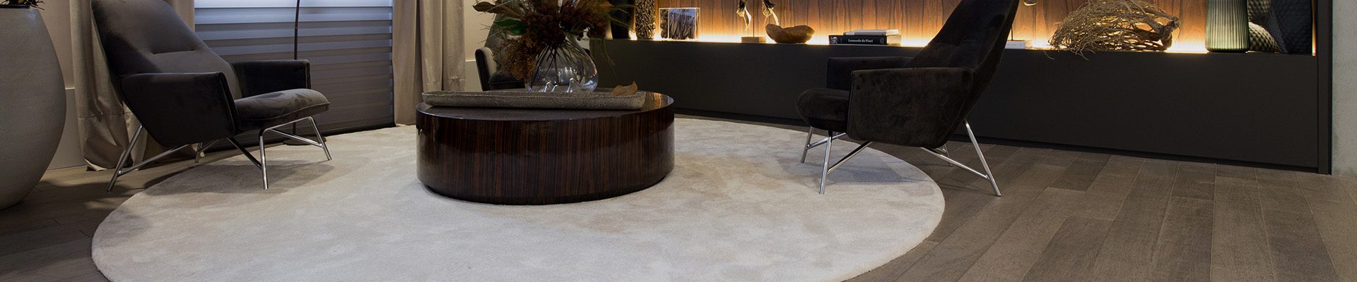 Piso pronto de madeira acinzentada em ambiente residencial contemporâneo