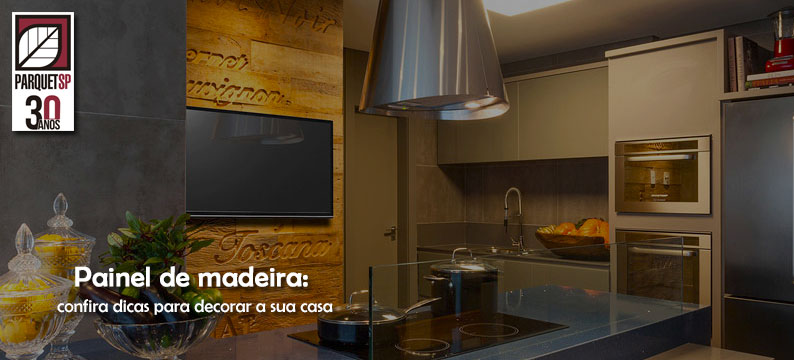 uma cozinha super moderna com um painel de parede e uma televisão pendurada.