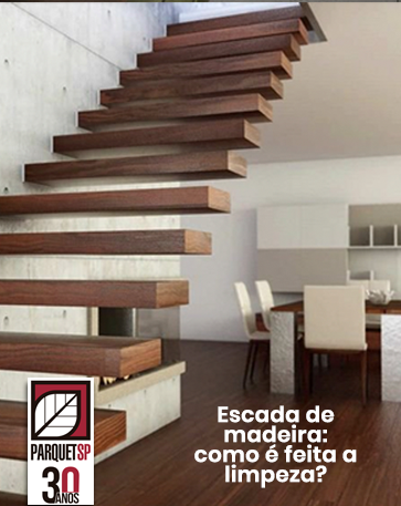 Ao fundo da imagem, há uma escada de madeira no ambiente interior de uma casa.
