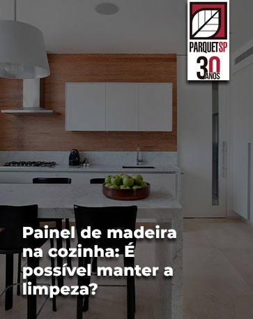 A imagem mostra uma foto de pisos de madeira aplicados em uma cozinha.