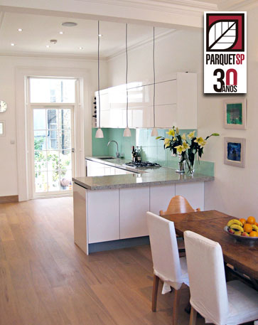 Sala e cozinha integradas: piso de madeira | ParquetSP pisos de madeira | Piso de Madeira São Paulo (11) 5053-8333