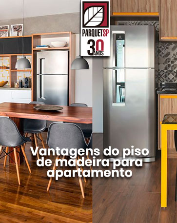 Ao fundo da imagem, há duas cozinhas de apartamento com piso de madeira.