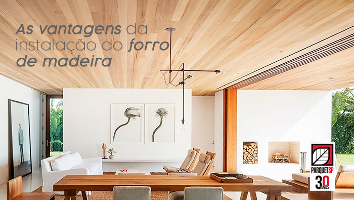 A imagem mostra uma sala de estar com forro de madeira.