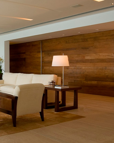 A imagem mostra uma foto com uma combinação de diferentes tipos de pisos de madeira.