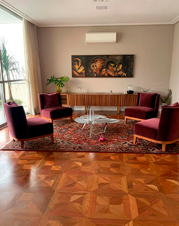 A imagem mostra uma sala de estar com piso de madeira.
